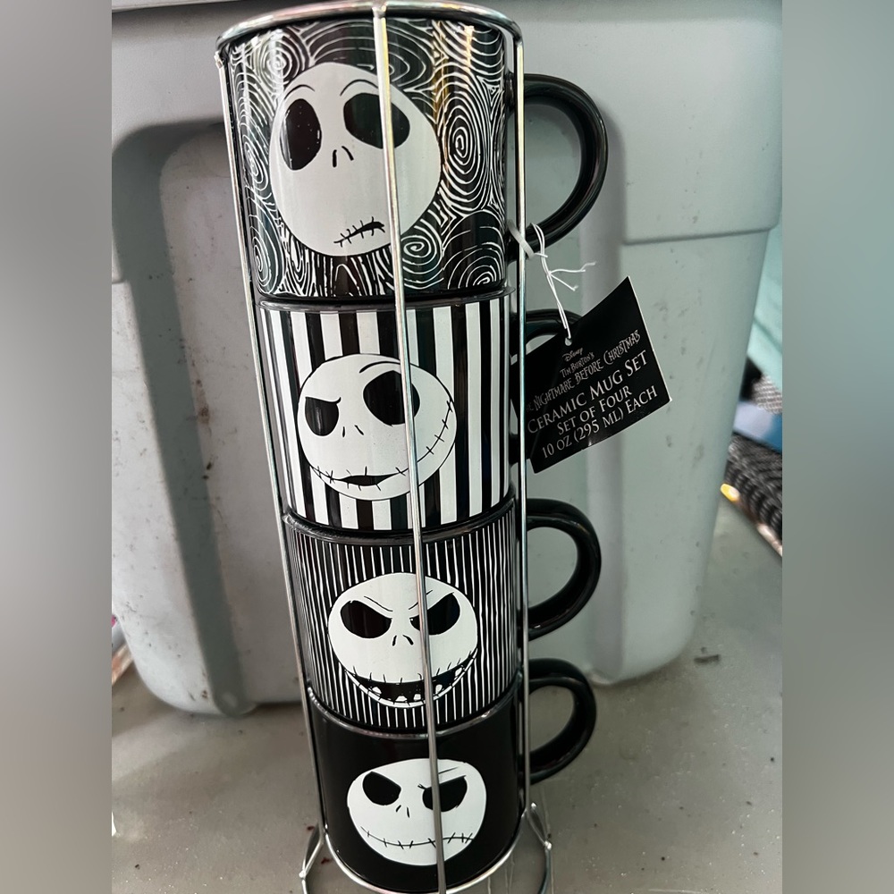4 piece Nightmare before Christmas 🎄🎃 Mug Set with stand